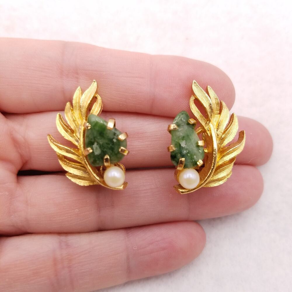 Vintage Lisner Earrings Clip On Gold Tone Jade Stone Faux Pearl Textured Leaf